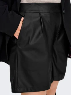 CARTILA Normal geschnitten Shorts aus Kunstleder