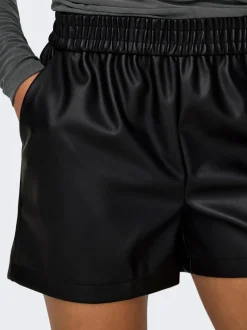 JDYALAIA Mittlere Taille Normal geschnitten Kunstledershorts