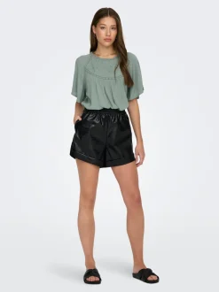 ONLDITTE Locker geschnitten Shorts in Lederoptik